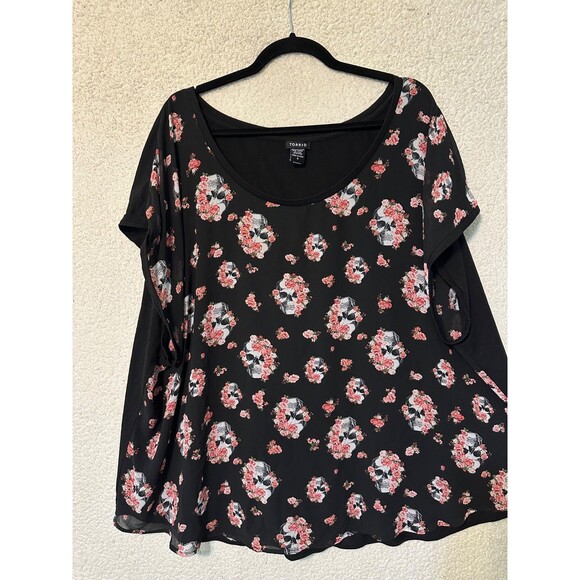 Torrid Dolman Short Sleeve Black Skull Floral Top Size 4, 24, 4X Halloween - Picture 1 of 8